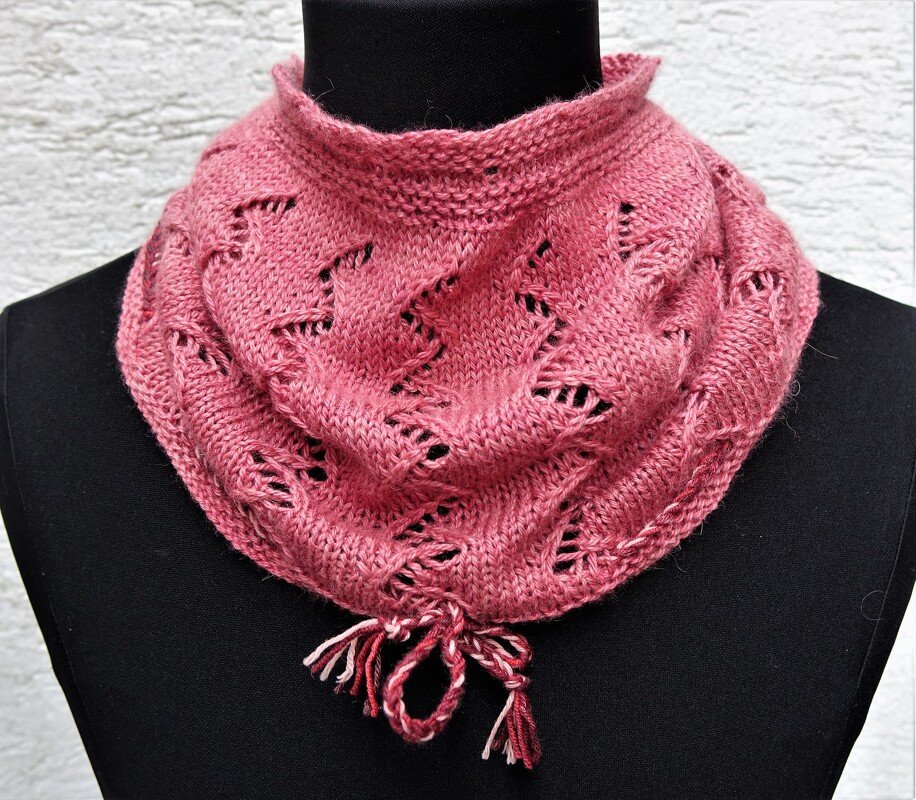 Praktischer rosa Loop mit Kordelzug und Quasten, Lochmuster gut erkennbar