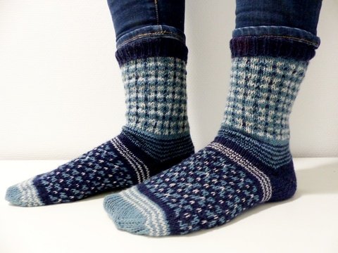 Strickanleitung, Blaue Mustersocken mit JOJO-Ferse