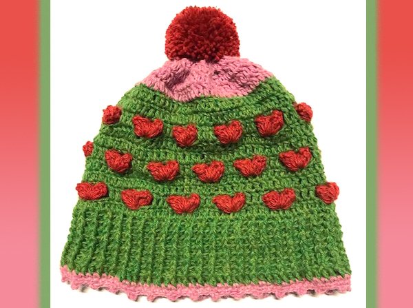 Häkelmütze mit Rippenbündchen, roten Herz-Bobbles und rotem Bommel