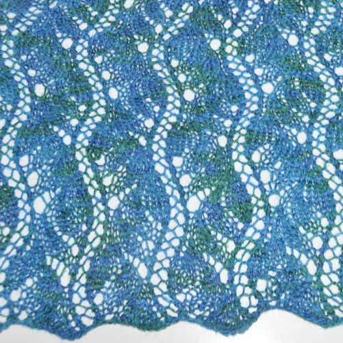 Filigranes Lacetuch in Blau- und Grüntönen mit gewellter Unterkante