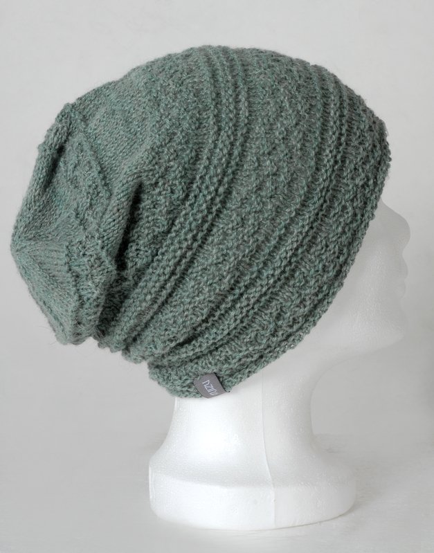 Salbeigrüne, locker sitzende gestrickte Slouch‑Mütze auf weißer Schaufensterpuppe, seitliche Ansicht