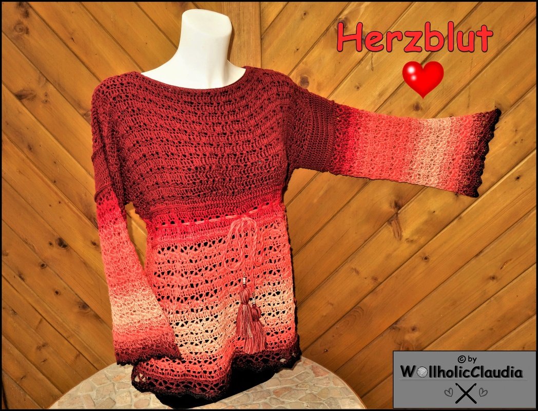 Gehäkelte Rot‑Pink-Ombre-Tunika auf Schaufensterpuppe mit Quastengürtel