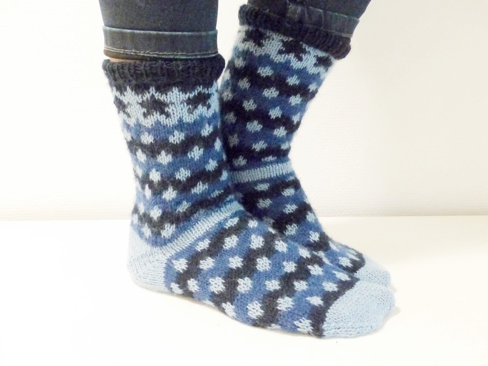 Strickanleitung, Socken mit Sternchen, Punkten und  JOJO-Ferse