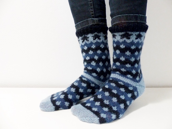 Strickanleitung, Socken mit Sternchen, Punkten und  JOJO-Ferse