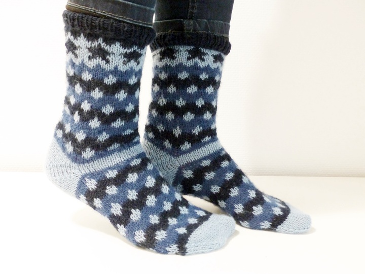 Strickanleitung, Socken mit Sternchen, Punkten und  JOJO-Ferse
