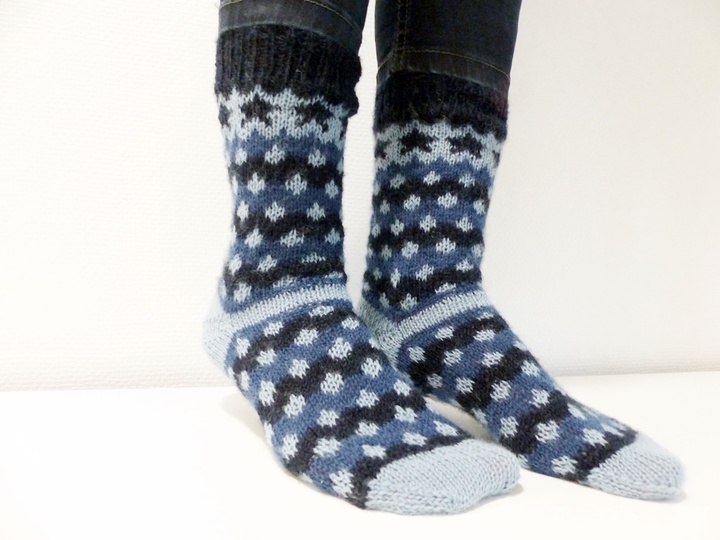 Strickanleitung, Socken mit Sternchen, Punkten und  JOJO-Ferse