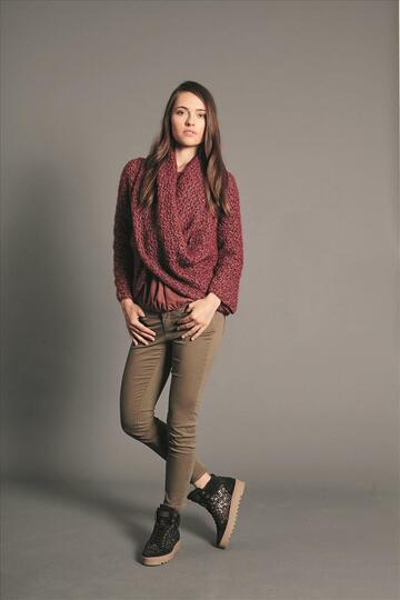 Gehäkelter Pullover mit Wickeleffekt