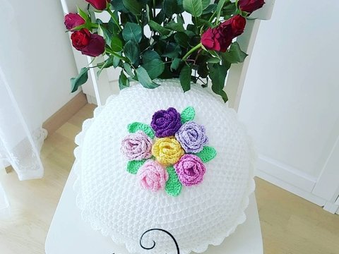 Häkelkissen mit Rosen Dekokissen