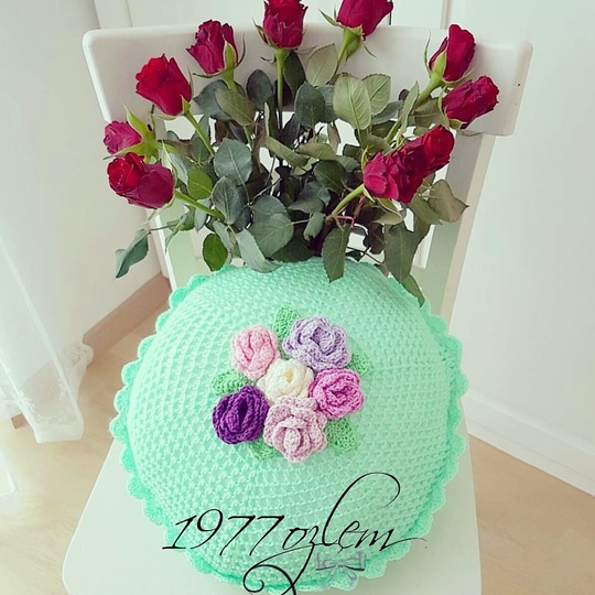 Häkelkissen mit Rosen Dekokissen