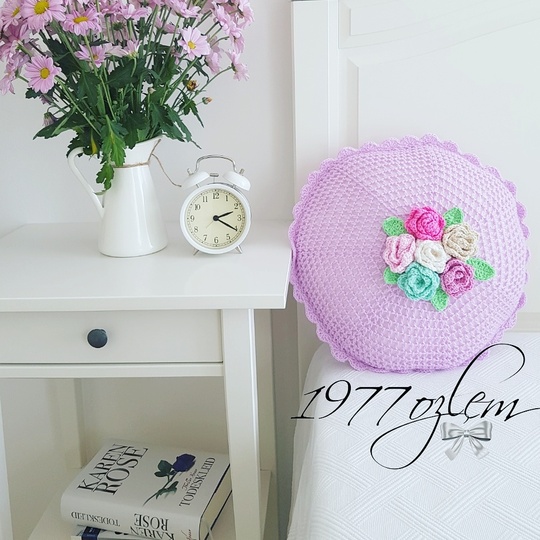 Häkelkissen mit Rosen Dekokissen