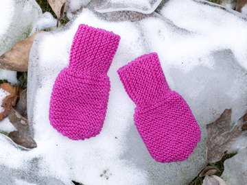 Babyhandschuhe stricken - genial einfach ohne Nadelspiel!