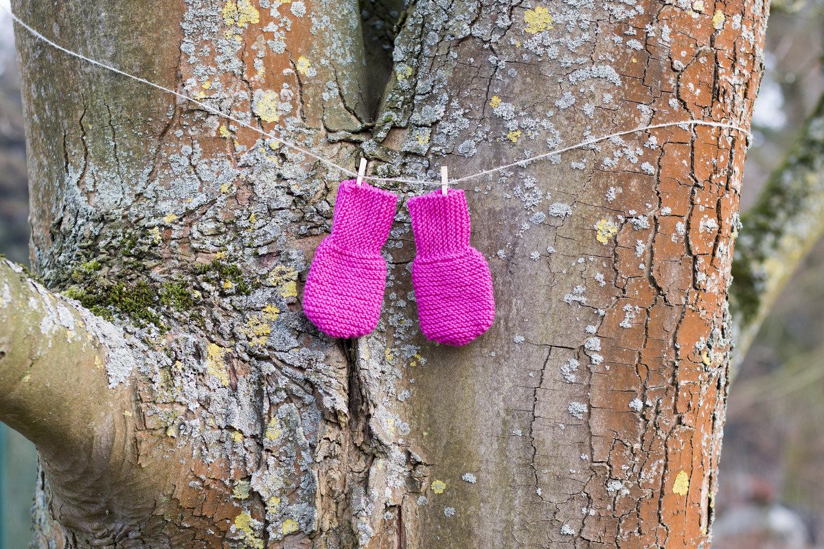 Babyhandschuhe stricken - genial einfach ohne Nadelspiel! - Bild 8