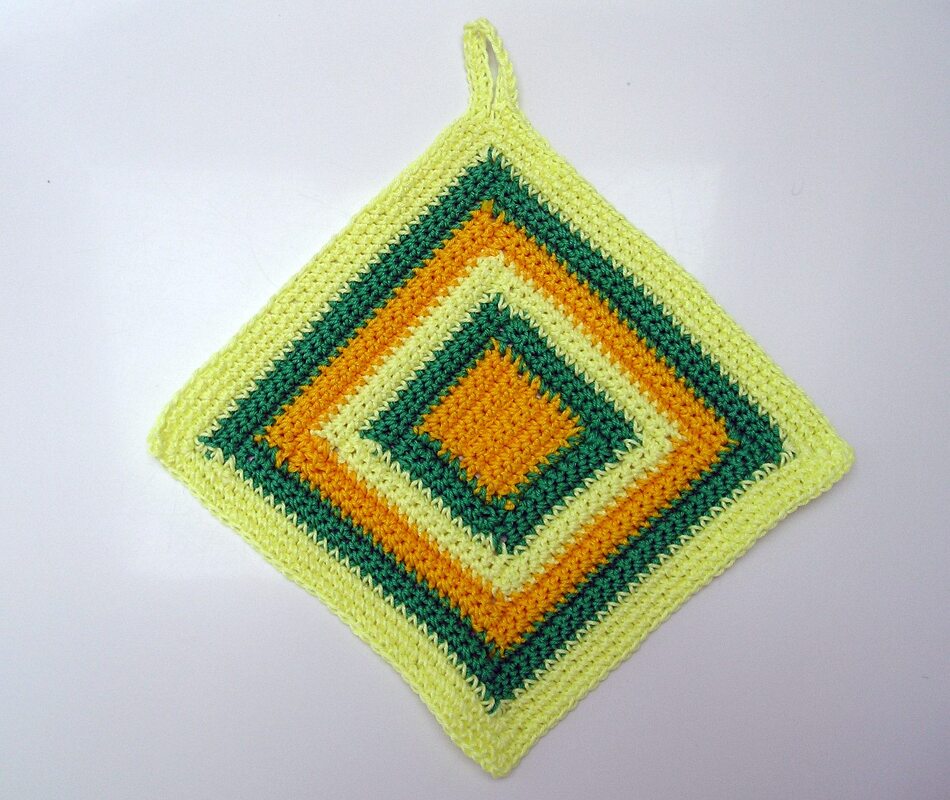 Quadratischer gehäkelter Topflappen gelb grün orange mit Aufhängeschlaufe