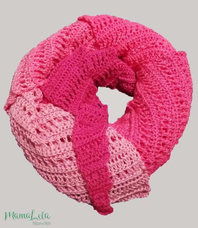 Gehäkeltes Dreieckstuch in hellrosa bis dunkelpink, als Loop präsentiert