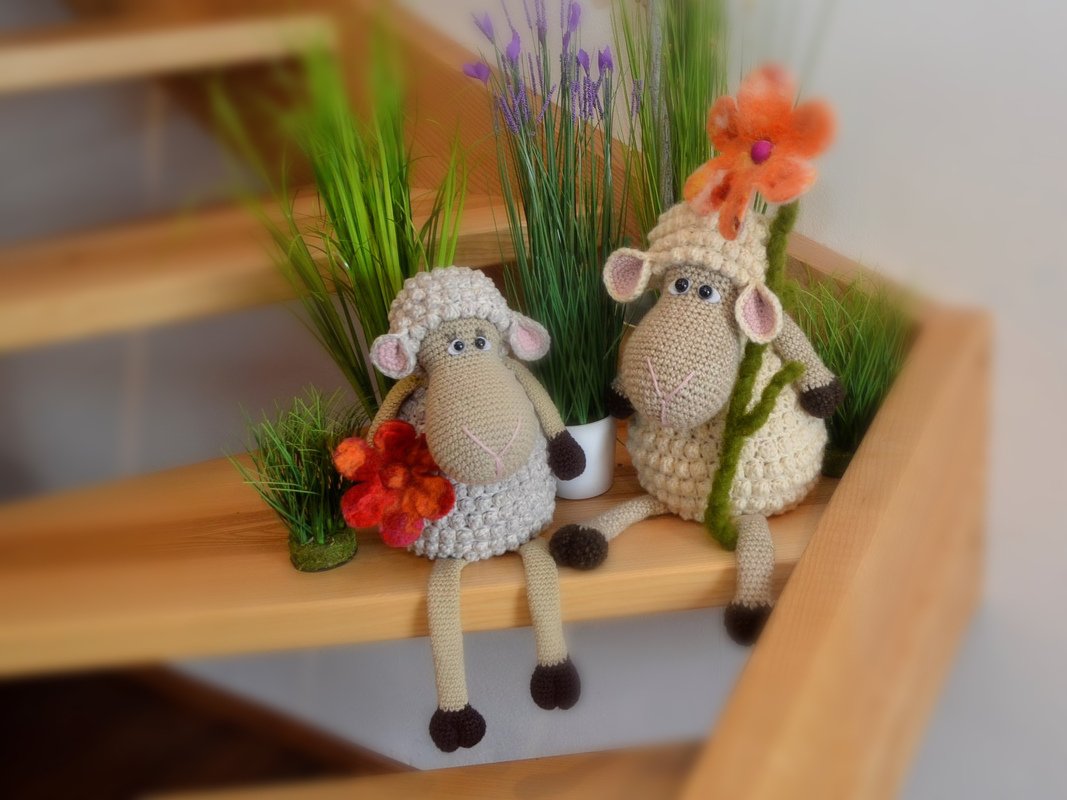 XXL Treppenhocker Kantenhocker Schaf mit Filz Blume zu Ostern oder Frühlingsdekoration - Bild 11