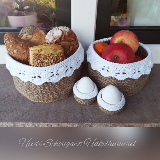 Körbchen-Set mit Spitze und Eierbechern fürs Frühstück, Jutegarn, Paketband, Baumwollgarn, Häkelanleitung