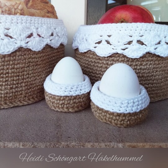 Körbchen-Set mit Spitze und Eierbechern fürs Frühstück, Jutegarn, Paketband, Baumwollgarn, Häkelanleitung