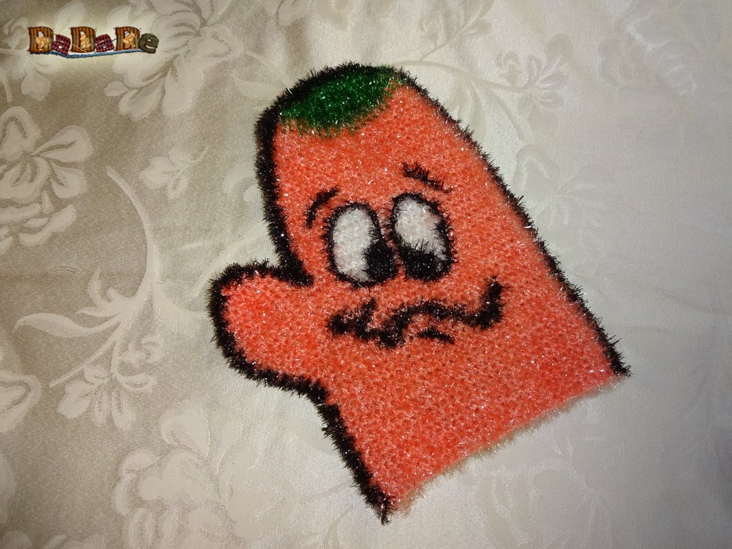 Flauschiger gehäkelter Handschuh in Orange mit schwarzem Rand und gesticktem Gesicht