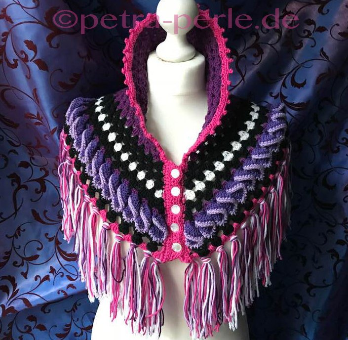 Gehäkelter Kragenschal mit Kapuze und Fransen in Violett, Pink, Schwarz und Weiß