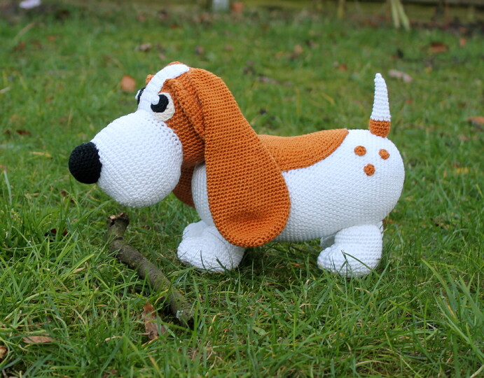 Beagle Snoopy häkeln – Amigurumi Hund mit langen Schlappohren (PDF)