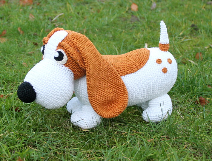 Beagle Snoopy häkeln – Amigurumi Hund mit langen Schlappohren (PDF)