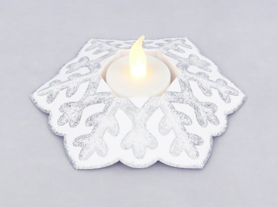 Weißer Papier-Schneeflocken-Teelichthalter mit silbernem Glitzer und LED‑Teelicht