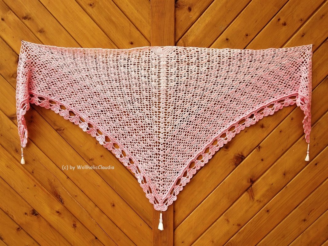 Rosé gehäkeltes Dreieckstuch mit offenem Muster, Muschelkante und Quasten