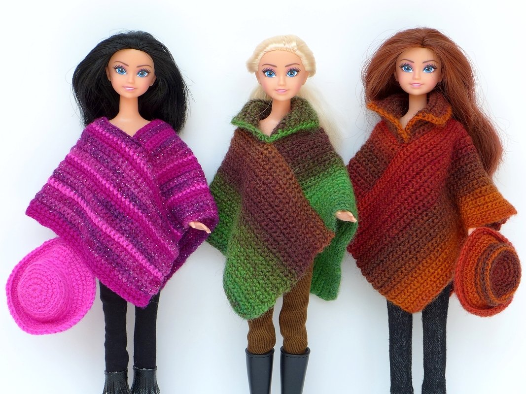 Poncho in verschiedenen Varianten + Hut für kleine Puppen