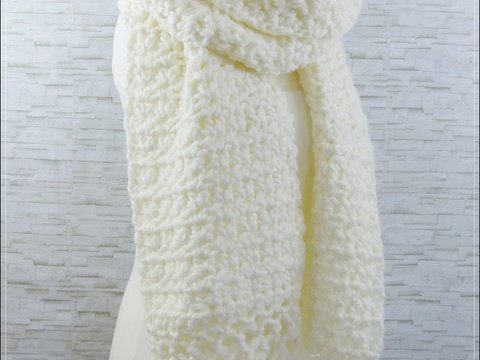 "Bea" gehäkelter Schal mit schönen Fransen