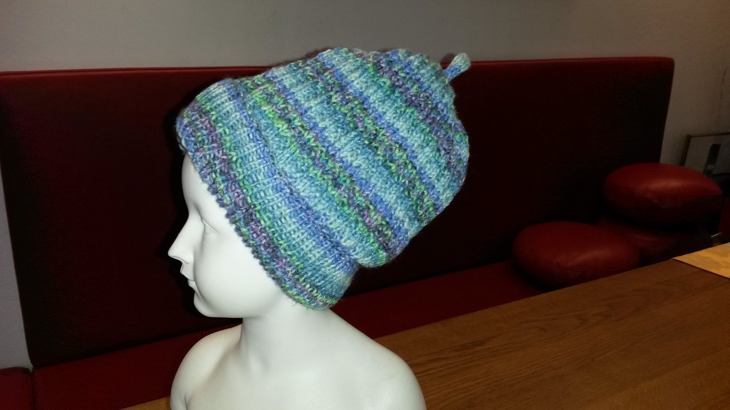 Schaufensterpuppe mit gestrickter Beanie-Mütze in Blau, Grün und Violett