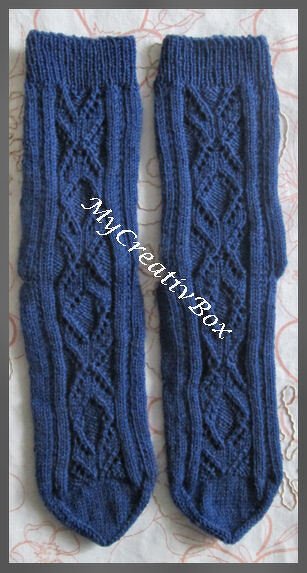 Dunkelblaue gestrickte Socken mit Zopf- und Rautenmuster