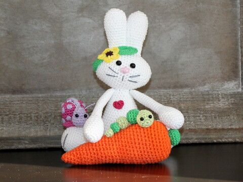 Hase häkeln – mit Möhre, Raupe und Käferchen im Set (DE & EN)