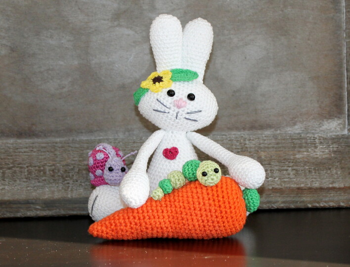 Hase häkeln – mit Möhre, Raupe und Käferchen im Set (DE & EN)