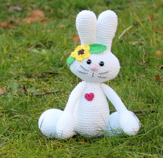 Hase häkeln – mit Möhre, Raupe und Käferchen im Set (DE & EN)