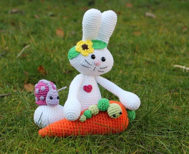 Hase häkeln – mit Möhre, Raupe und Käferchen im Set (DE & EN)