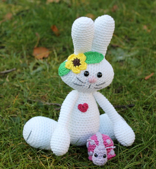 Hase häkeln – mit Möhre, Raupe und Käferchen im Set (DE & EN)
