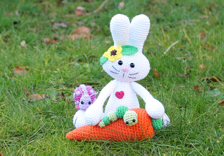 Hase häkeln – mit Möhre, Raupe und Käferchen im Set (DE & EN)