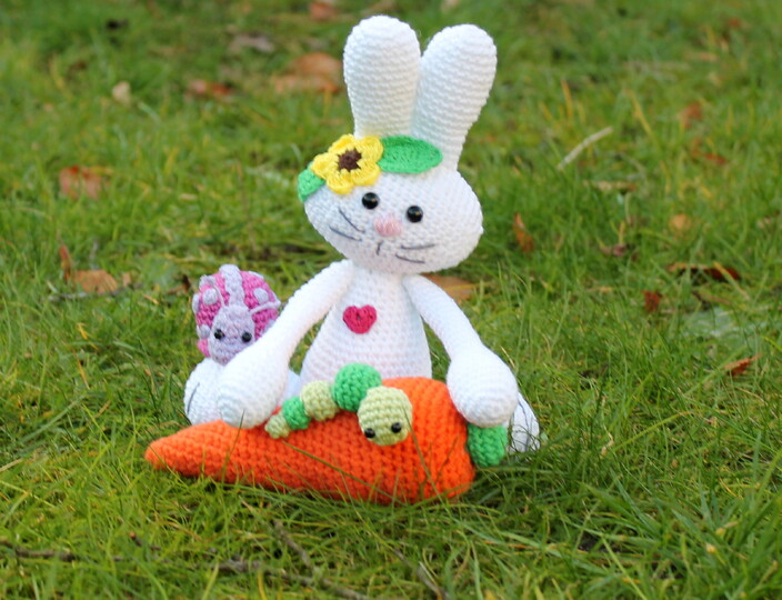 Hase häkeln – mit Möhre, Raupe und Käferchen im Set (DE & EN)