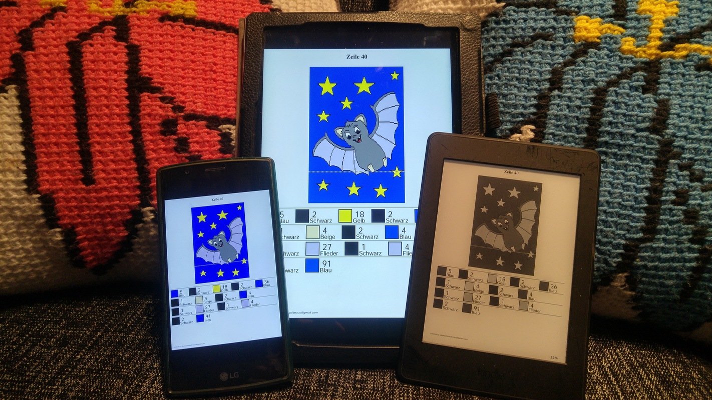 Pixelhäkelmuster einer Fledermaus mit Sternen auf Tablet, Smartphone und E-Reader vor gehäkelten Textilien.