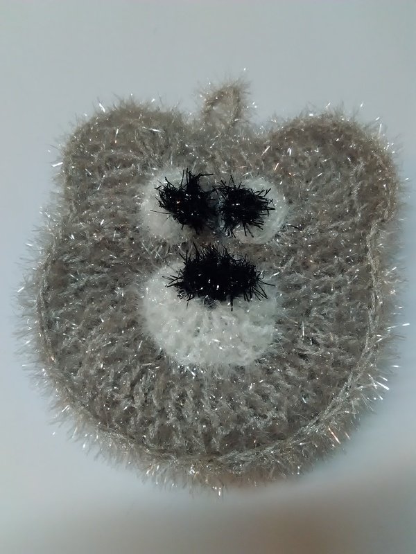 Gehäkelter Spülschwamm in Bärengesicht mit glitzerndem Garn und Aufhängeschlaufe