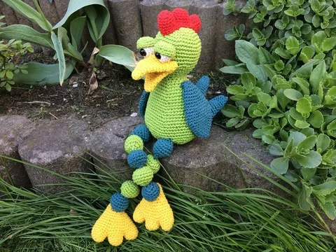 Häkelanleitung für einen „stolzen Gockel“, Kantenhocker