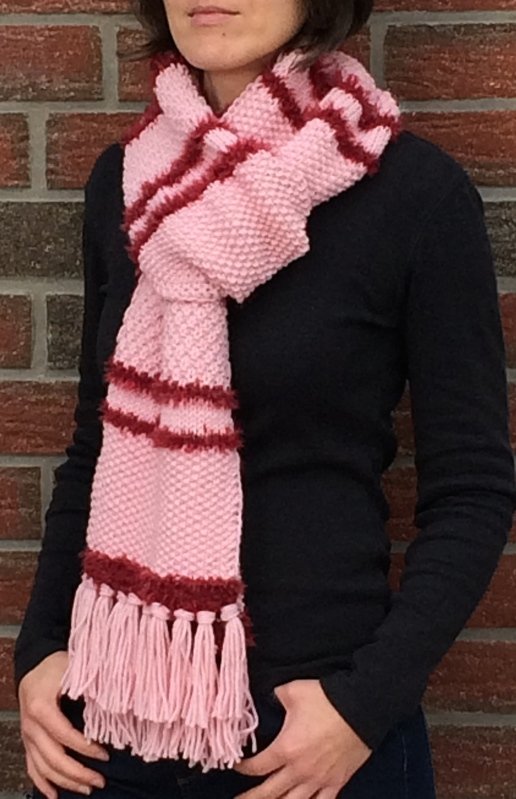 Strickanleitung für Fransenschal im Materialmix