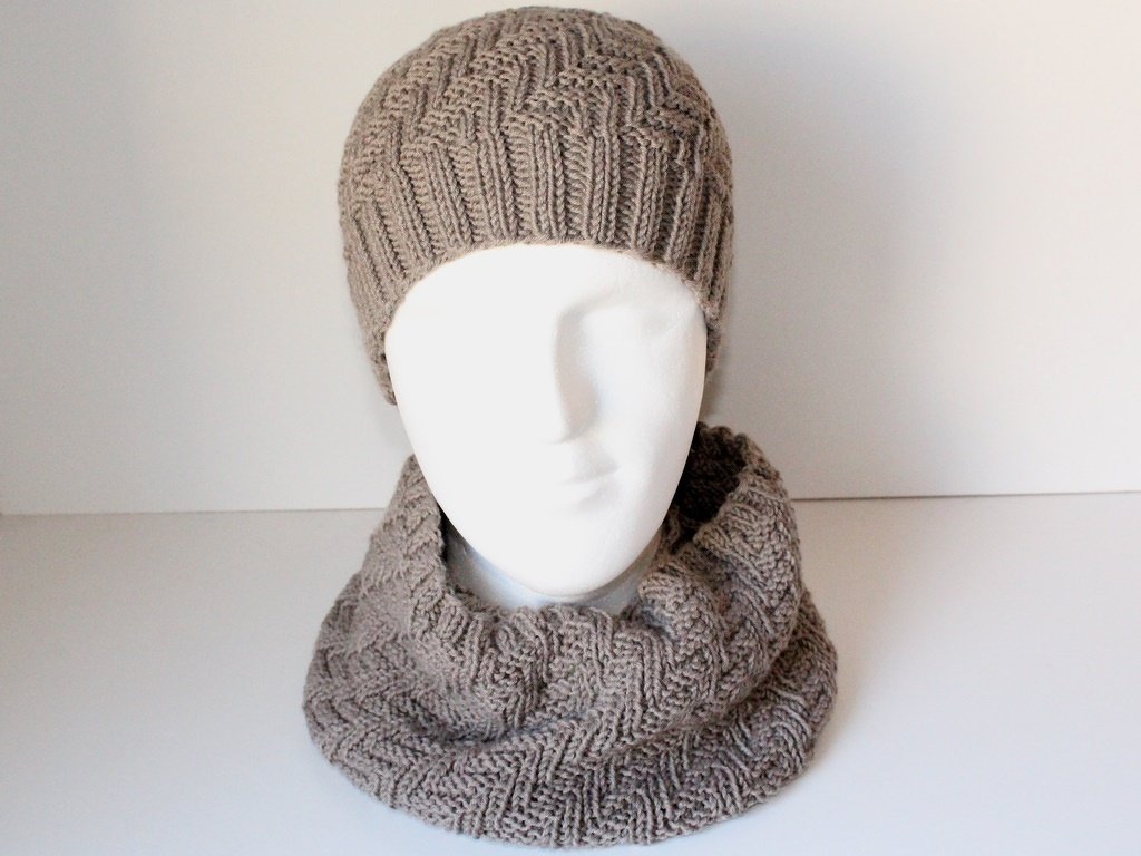 Beigefarbene Strickmütze und Loop-Schal auf Mannequin