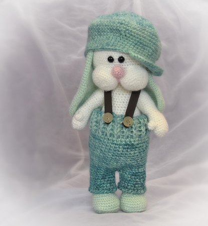 Hasenjunge Coole Socke 30 cm mit Mütze Hose und Hosenträgern Hase Osterhase zu Ostern