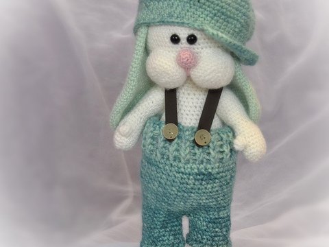 Hasenjunge Coole Socke 30 cm mit Mütze Hose und Hosenträgern Hase Osterhase zu Ostern