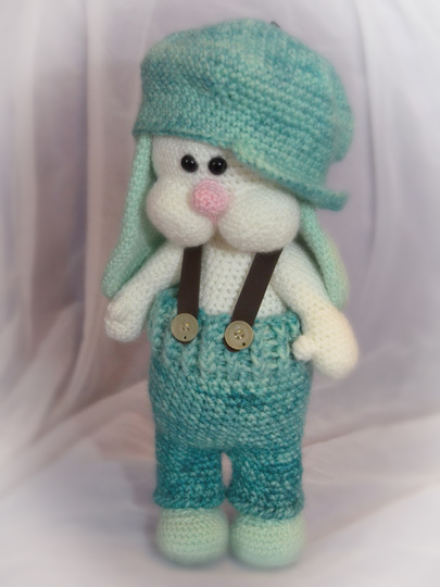 Hasenjunge Coole Socke 30 cm mit Mütze Hose und Hosenträgern Hase Osterhase zu Ostern