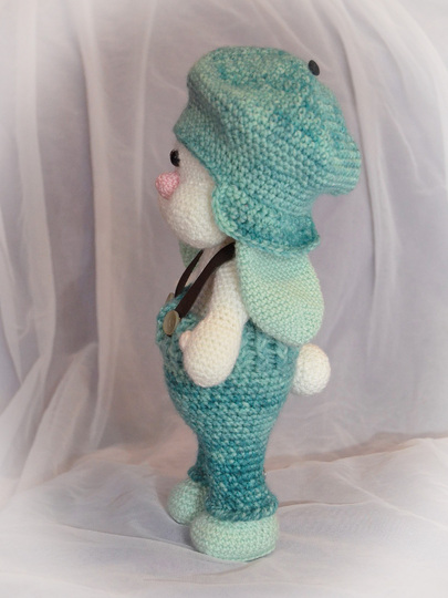 Hasenjunge Coole Socke 30 cm mit Mütze Hose und Hosenträgern Hase Osterhase zu Ostern