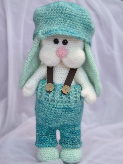 Hasenjunge Coole Socke 30 cm mit Mütze Hose und Hosenträgern Hase Osterhase zu Ostern