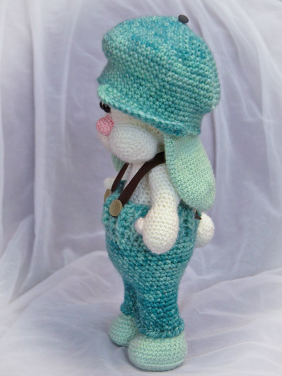 Hasenjunge Coole Socke 30 cm mit Mütze Hose und Hosenträgern Hase Osterhase zu Ostern