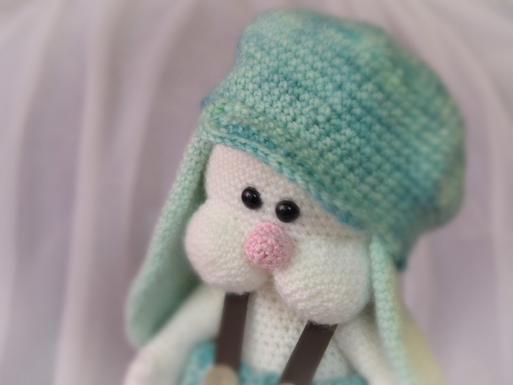 Hasenjunge Coole Socke 30 cm mit Mütze Hose und Hosenträgern Hase Osterhase zu Ostern